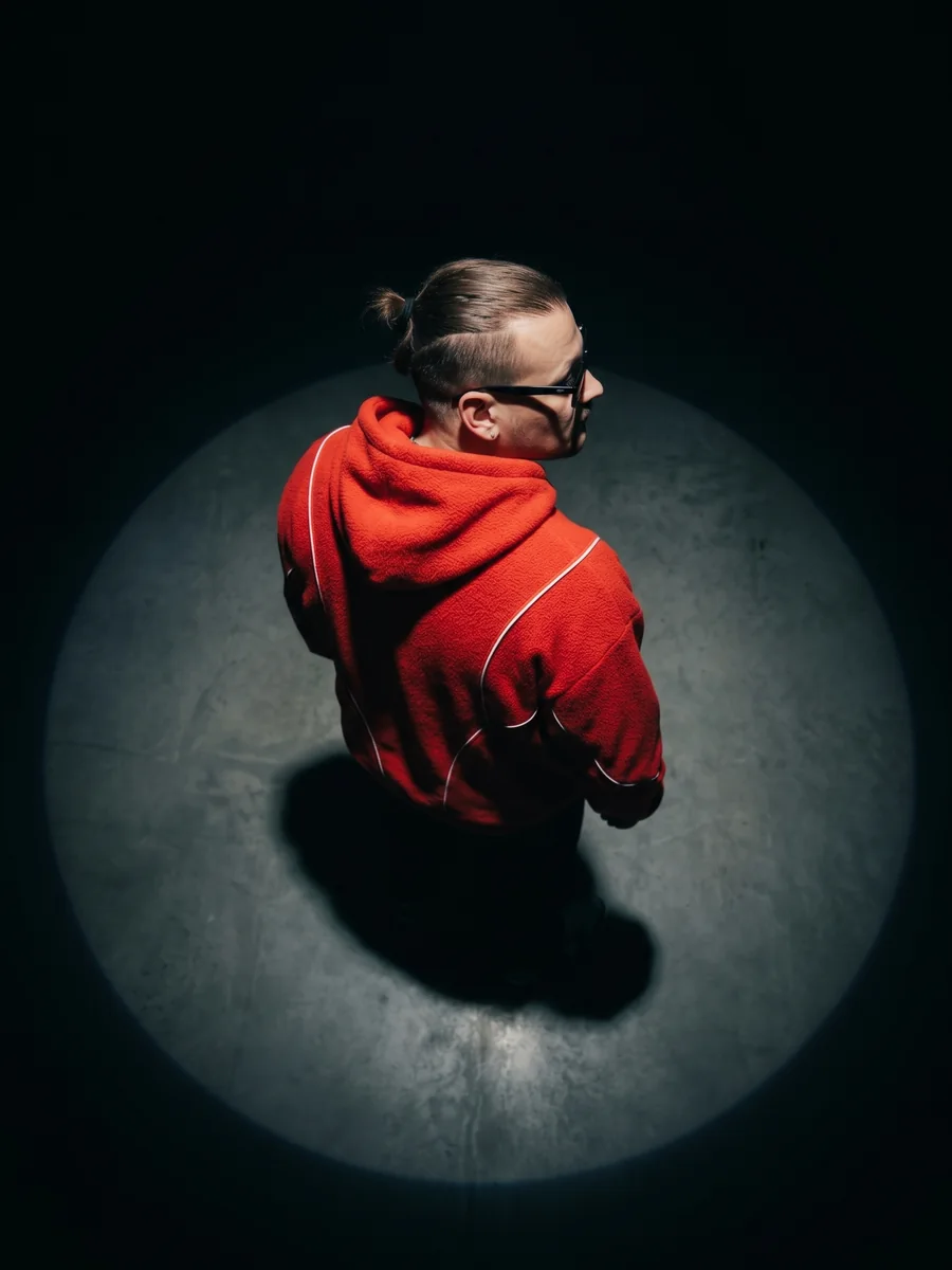 ScarnB from behind in the spotlight